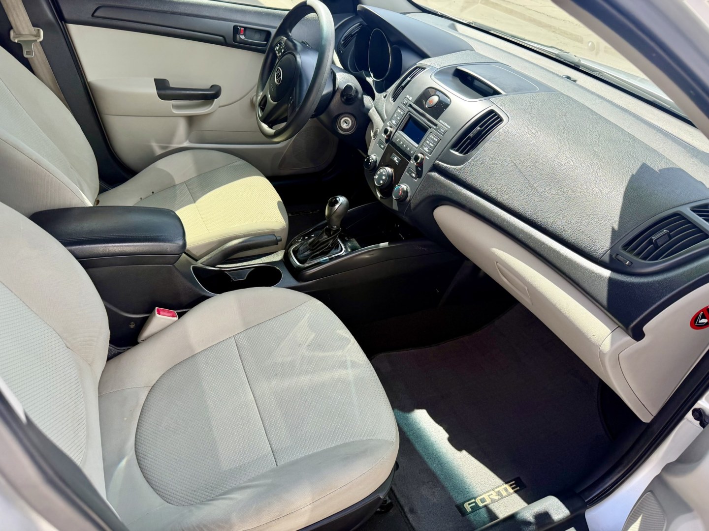 2013 White Kia Forte LX (KNAFT4A21D5) with an 2.0L L4 DOHC 16V engine, located at 2190 Hwy 95, Bullhead City, AZ, 86442, (928) 704-0060, 0.000000, 0.000000 - Clean carfax no accidents 84k miles automatic. Free warranty. We finance.- Photo#5