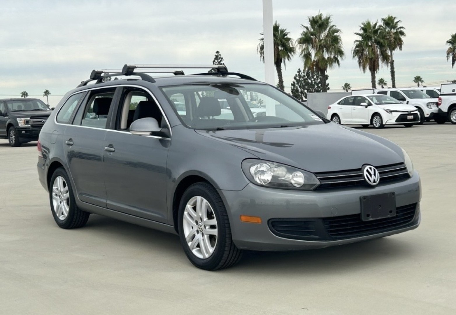 2013 Charcoal Volkswagen Jetta SportWagen 2.0L TDI (3VWPL7AJ5DM) with an 2.0L L4 SOHC 16V TURBO DIESEL engine, located at 2190 Hwy 95, Bullhead City, AZ, 86442, (928) 704-0060, 0.000000, 0.000000 - 1 owner clean CARFAX .- Photo#1