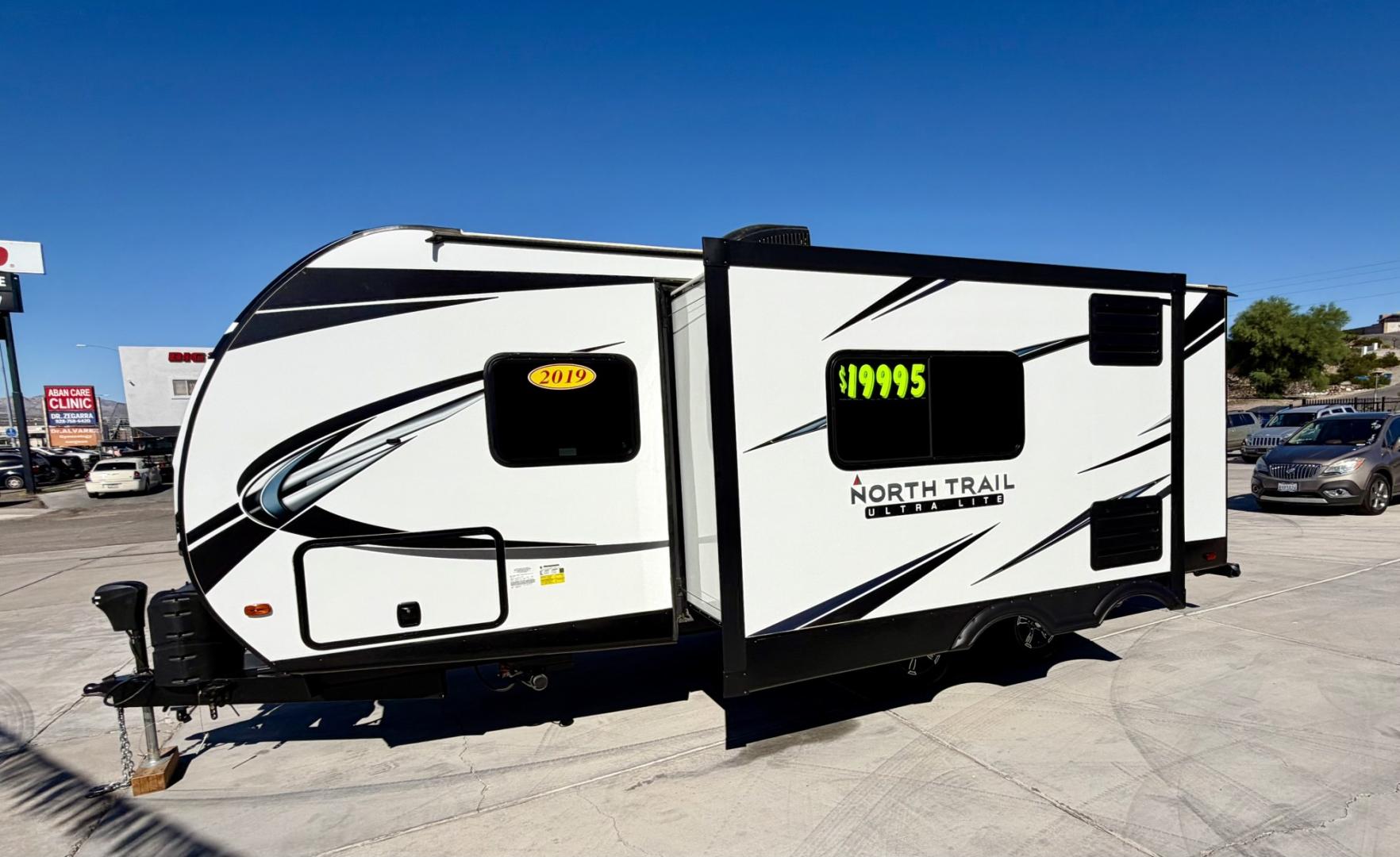 2021 White Heartland North Trail Ultra Lite (5AFNB2621MN) , located at 2190 Hwy 95, Bullhead City, AZ, 86442, (928) 704-0060, 0.000000, 0.000000 - 2021 Heartland North trail boss. 26.6 ft long. power awning. rear bathroom . sleeps 4 . king size bed. brand new batteries. electric tongue jack. fully equipped kitchen power slide out. heated and enclosed under belly. outside shower. large pass through storage. power awning with led lighthing. sol- Photo#1