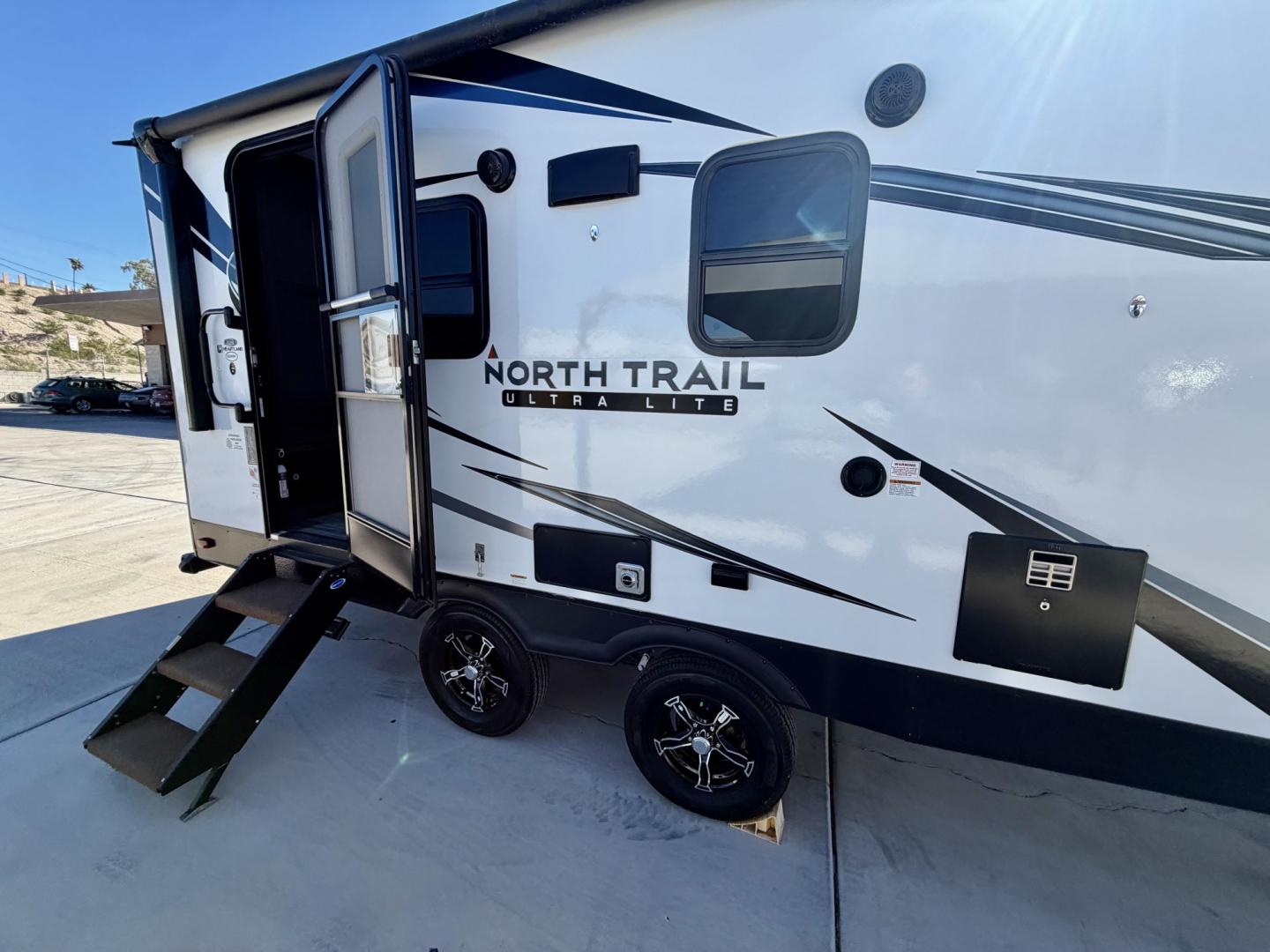 2021 White Heartland North Trail Ultra Lite (5AFNB2621MN) , located at 2190 Hwy 95, Bullhead City, AZ, 86442, (928) 704-0060, 0.000000, 0.000000 - 2021 Heartland North trail boss. 26.6 ft long. power awning. rear bathroom . sleeps 4 . king size bed. brand new batteries. electric tongue jack. fully equipped kitchen power slide out. heated and enclosed under belly. outside shower. large pass through storage. power awning with led lighthing. sol- Photo#2