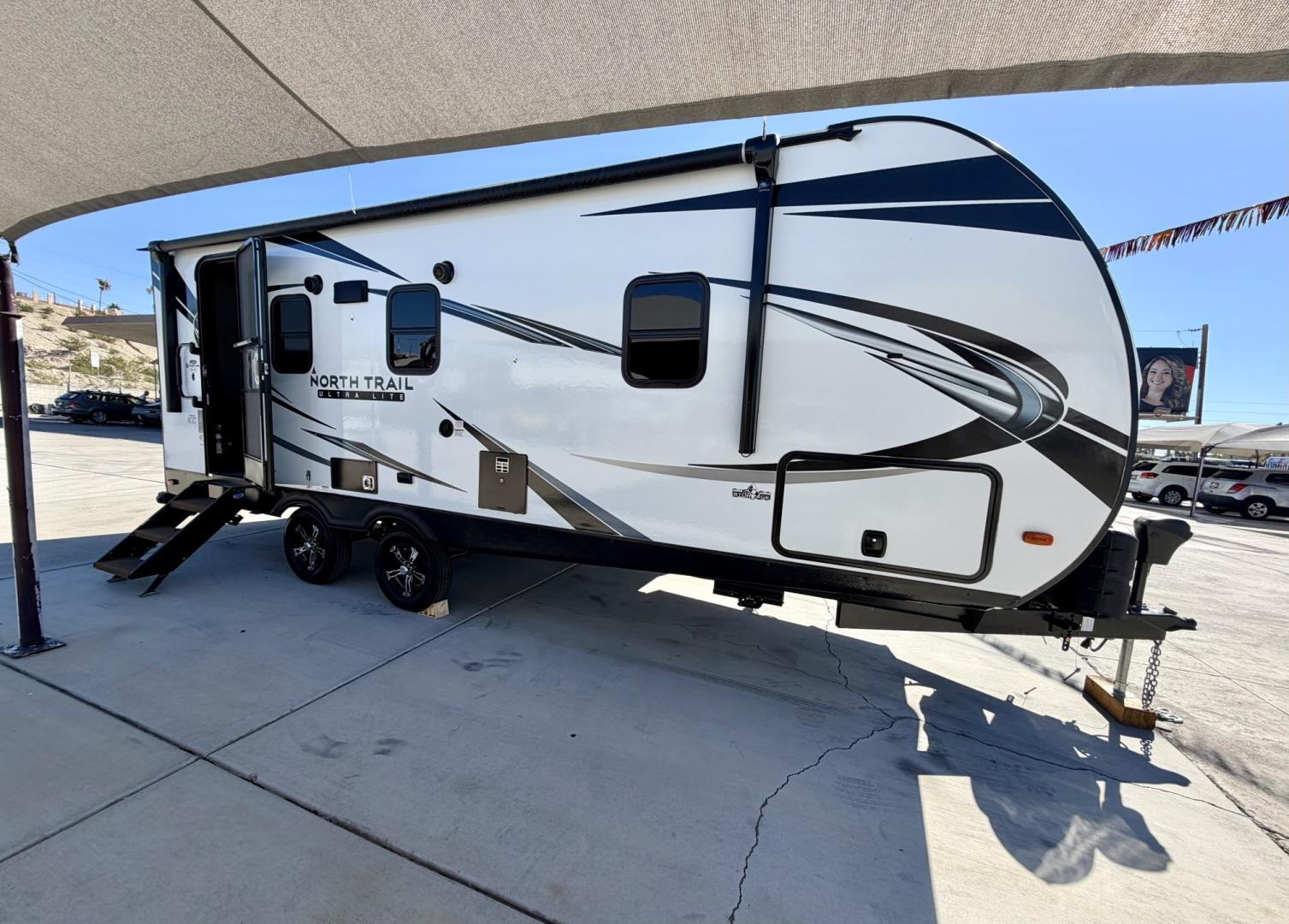 2021 White Heartland North Trail Ultra Lite (5AFNB2621MN) , located at 2190 Hwy 95, Bullhead City, AZ, 86442, (928) 704-0060, 0.000000, 0.000000 - 2021 Heartland North trail boss. 26.6 ft long. power awning. rear bathroom . sleeps 4 . king size bed. brand new batteries. electric tongue jack. fully equipped kitchen power slide out. heated and enclosed under belly. outside shower. large pass through storage. power awning with led lighthing. sol- Photo#3