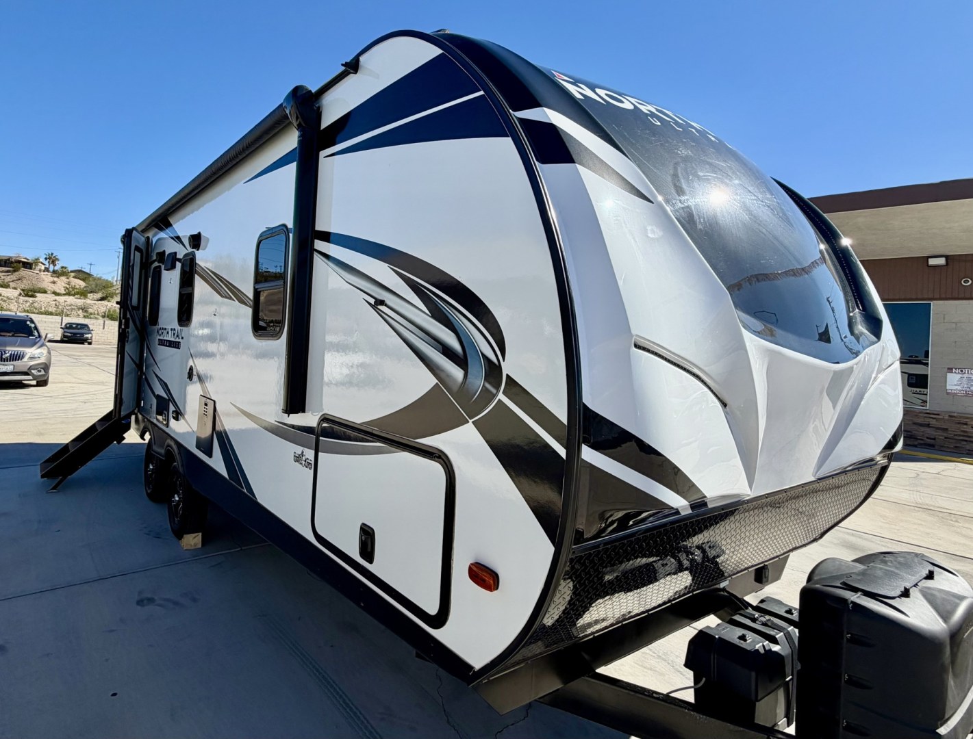 2021 White Heartland North Trail Ultra Lite (5AFNB2621MN) , located at 2190 Hwy 95, Bullhead City, AZ, 86442, (928) 704-0060, 0.000000, 0.000000 - 2021 Heartland North trail boss. 26.6 ft long. power awning. rear bathroom . sleeps 4 . king size bed. brand new batteries. electric tongue jack. fully equipped kitchen power slide out. heated and enclosed under belly. outside shower. large pass through storage. power awning with led lighthing. sol- Photo#5