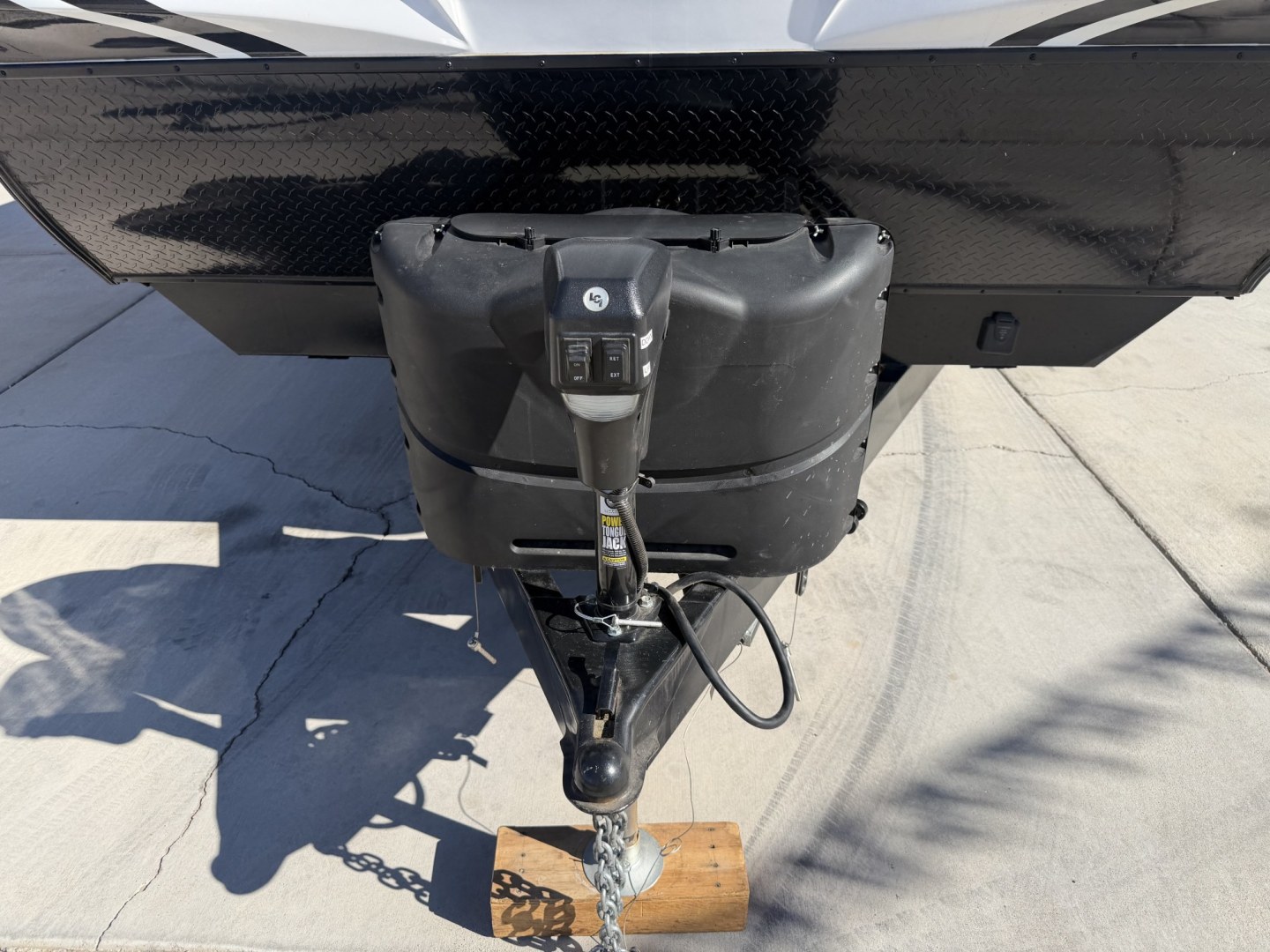 2021 White Heartland North Trail Ultra Lite (5AFNB2621MN) , located at 2190 Hwy 95, Bullhead City, AZ, 86442, (928) 704-0060, 0.000000, 0.000000 - 2021 Heartland North trail boss. 26.6 ft long. power awning. rear bathroom . sleeps 4 . king size bed. brand new batteries. electric tongue jack. fully equipped kitchen power slide out. heated and enclosed under belly. outside shower. large pass through storage. power awning with led lighthing. sol- Photo#8