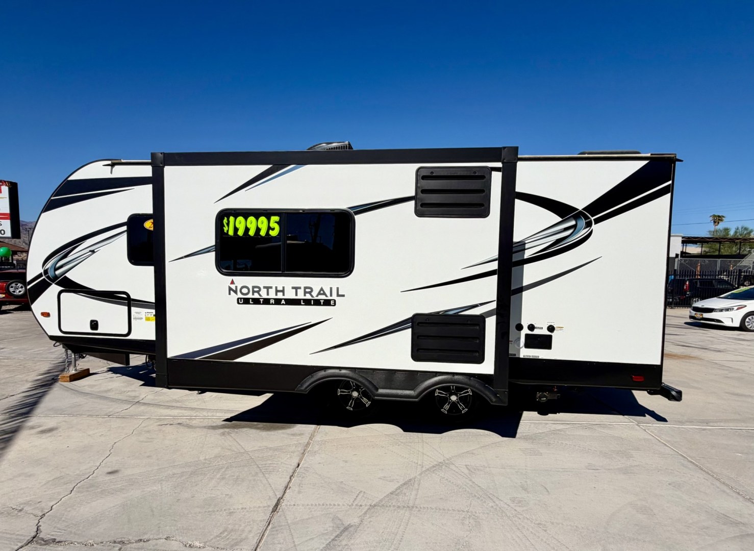 2021 White Heartland North Trail Ultra Lite (5AFNB2621MN) , located at 2190 Hwy 95, Bullhead City, AZ, 86442, (928) 704-0060, 0.000000, 0.000000 - 2021 Heartland North trail boss. 26.6 ft long. power awning. rear bathroom . sleeps 4 . king size bed. brand new batteries. electric tongue jack. fully equipped kitchen power slide out. heated and enclosed under belly. outside shower. large pass through storage. power awning with led lighthing. sol- Photo#9
