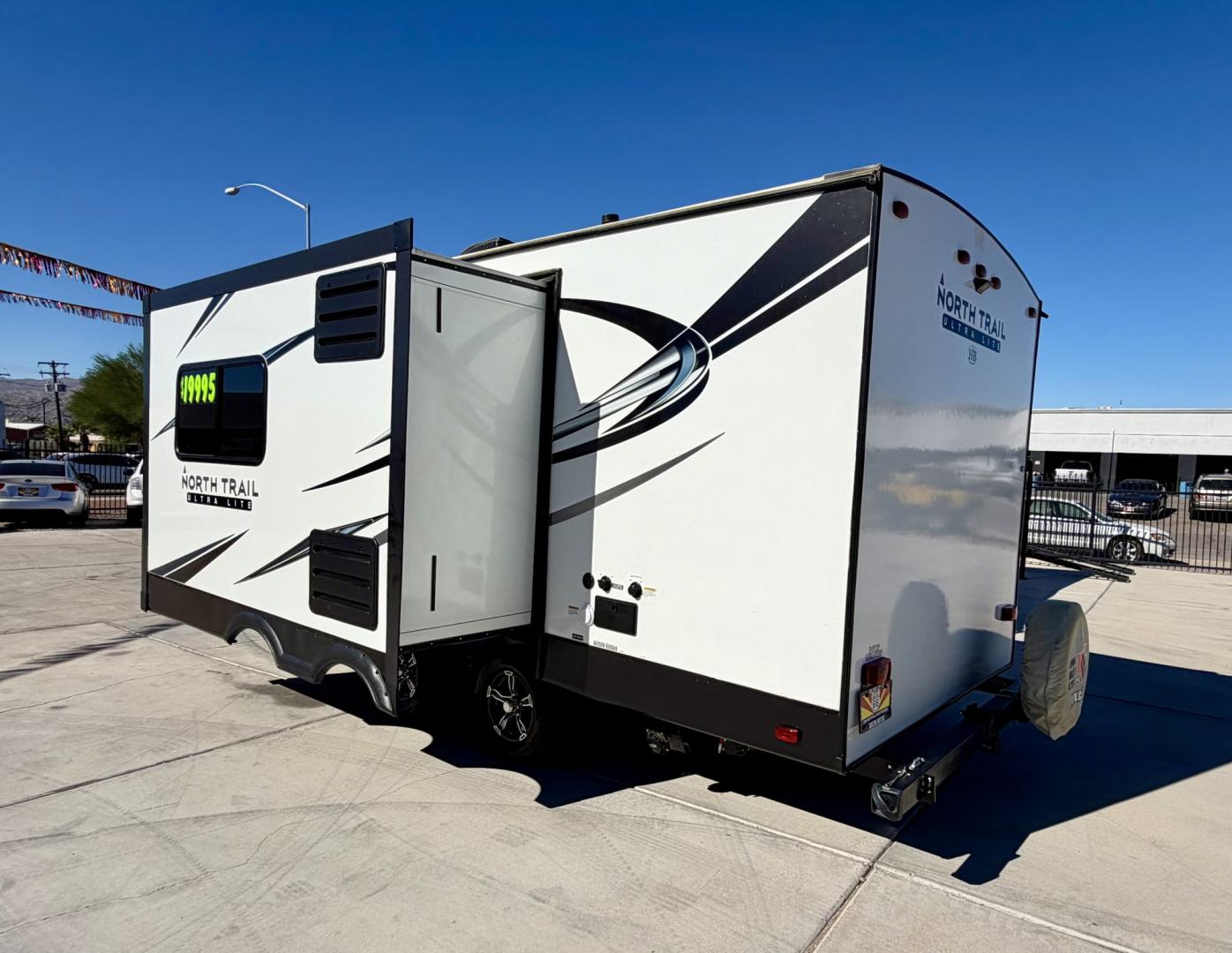 2021 White Heartland North Trail Ultra Lite (5AFNB2621MN) , located at 2190 Hwy 95, Bullhead City, AZ, 86442, (928) 704-0060, 0.000000, 0.000000 - 2021 Heartland North trail boss. 26.6 ft long. power awning. rear bathroom . sleeps 4 . king size bed. brand new batteries. electric tongue jack. fully equipped kitchen power slide out. heated and enclosed under belly. outside shower. large pass through storage. power awning with led lighthing. sol- Photo#10