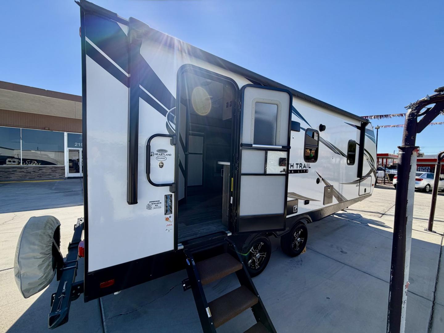 2021 White Heartland North Trail Ultra Lite (5AFNB2621MN) , located at 2190 Hwy 95, Bullhead City, AZ, 86442, (928) 704-0060, 0.000000, 0.000000 - 2021 Heartland North trail boss. 26.6 ft long. power awning. rear bathroom . sleeps 4 . king size bed. brand new batteries. electric tongue jack. fully equipped kitchen power slide out. heated and enclosed under belly. outside shower. large pass through storage. power awning with led lighthing. sol- Photo#13