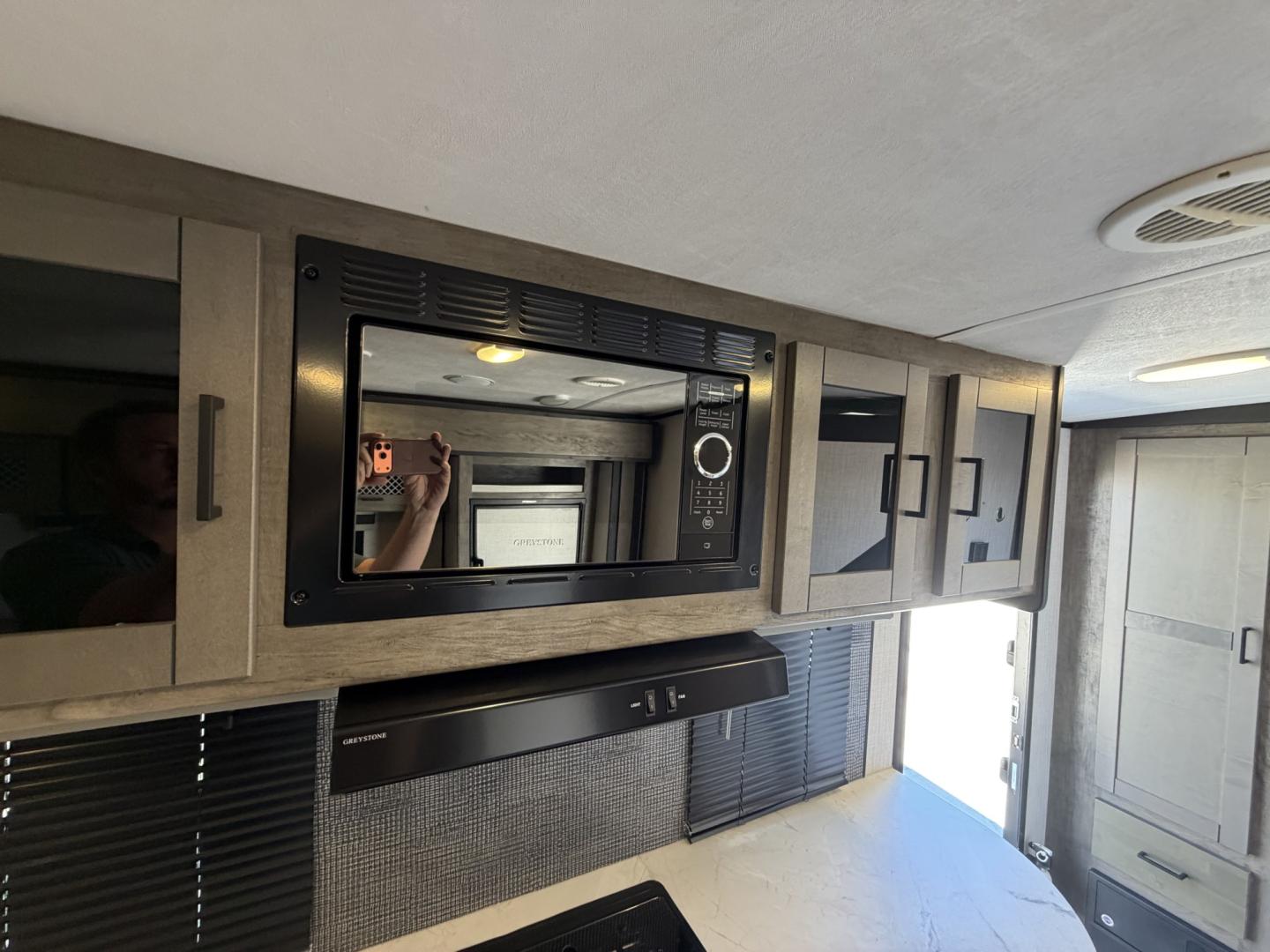 2021 White Heartland North Trail Ultra Lite (5AFNB2621MN) , located at 2190 Hwy 95, Bullhead City, AZ, 86442, (928) 704-0060, 0.000000, 0.000000 - 2021 Heartland North trail boss. 26.6 ft long. power awning. rear bathroom . sleeps 4 . king size bed. brand new batteries. electric tongue jack. fully equipped kitchen power slide out. heated and enclosed under belly. outside shower. large pass through storage. power awning with led lighthing. sol- Photo#15