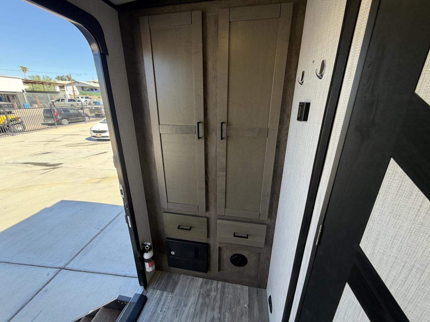 2021 White Heartland North Trail Ultra Lite (5AFNB2621MN) , located at 2190 Hwy 95, Bullhead City, AZ, 86442, (928) 704-0060, 0.000000, 0.000000 - 2021 Heartland North trail boss. 26.6 ft long. power awning. rear bathroom . sleeps 4 . king size bed. brand new batteries. electric tongue jack. fully equipped kitchen power slide out. heated and enclosed under belly. outside shower. large pass through storage. power awning with led lighthing. sol- Photo#17