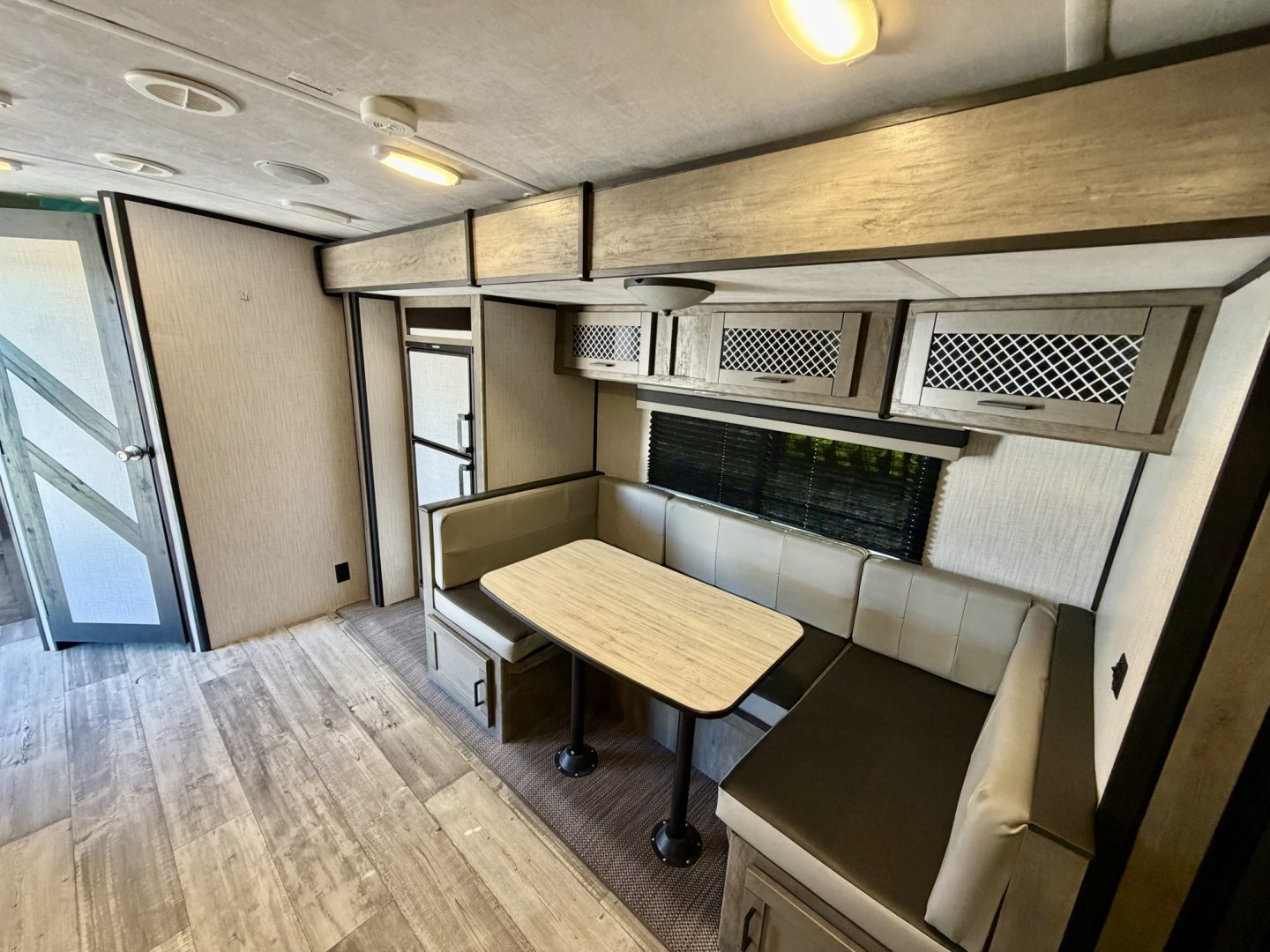2021 White Heartland North Trail Ultra Lite (5AFNB2621MN) , located at 2190 Hwy 95, Bullhead City, AZ, 86442, (928) 704-0060, 0.000000, 0.000000 - 2021 Heartland North trail boss. 26.6 ft long. power awning. rear bathroom . sleeps 4 . king size bed. brand new batteries. electric tongue jack. fully equipped kitchen power slide out. heated and enclosed under belly. outside shower. large pass through storage. power awning with led lighthing. sol- Photo#20