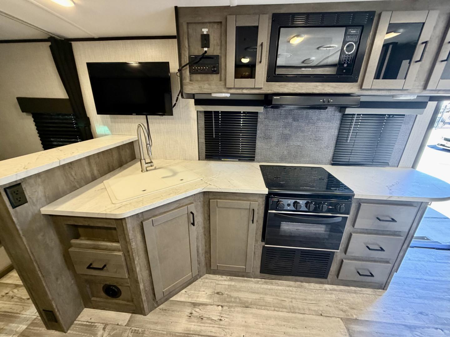 2021 White Heartland North Trail Ultra Lite (5AFNB2621MN) , located at 2190 Hwy 95, Bullhead City, AZ, 86442, (928) 704-0060, 0.000000, 0.000000 - 2021 Heartland North trail boss. 26.6 ft long. power awning. rear bathroom . sleeps 4 . king size bed. brand new batteries. electric tongue jack. fully equipped kitchen power slide out. heated and enclosed under belly. outside shower. large pass through storage. power awning with led lighthing. sol- Photo#19