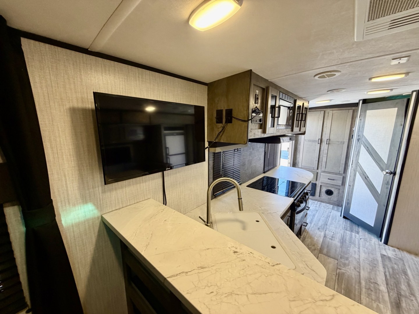 2021 White Heartland North Trail Ultra Lite (5AFNB2621MN) , located at 2190 Hwy 95, Bullhead City, AZ, 86442, (928) 704-0060, 0.000000, 0.000000 - 2021 Heartland North trail boss. 26.6 ft long. power awning. rear bathroom . sleeps 4 . king size bed. brand new batteries. electric tongue jack. fully equipped kitchen power slide out. heated and enclosed under belly. outside shower. large pass through storage. power awning with led lighthing. sol- Photo#22