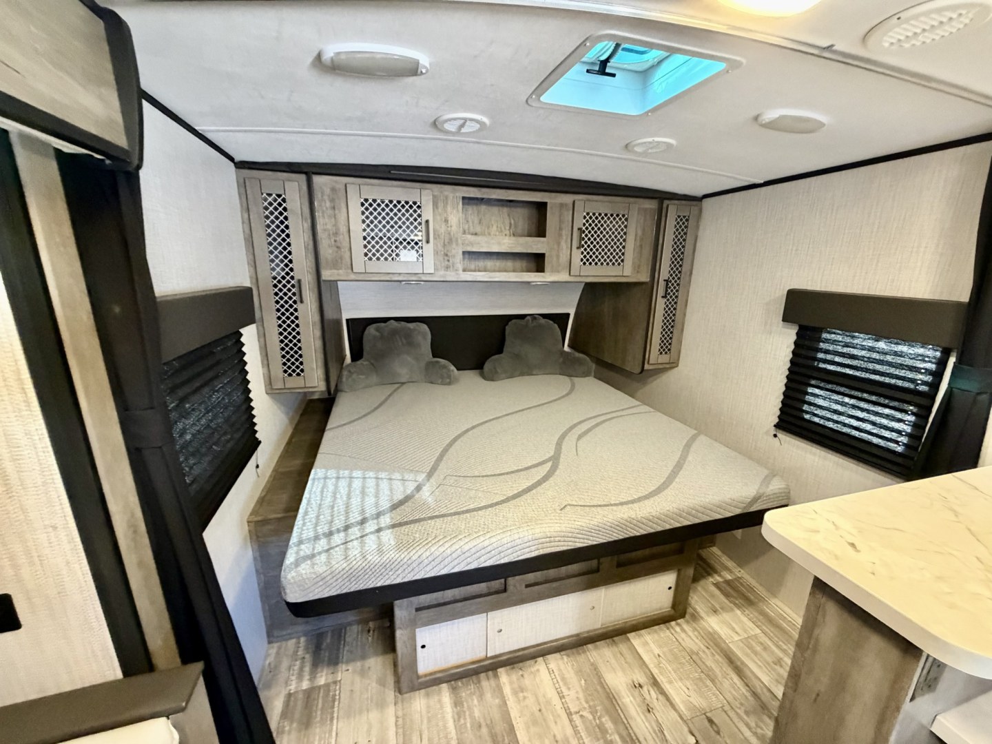 2021 White Heartland North Trail Ultra Lite (5AFNB2621MN) , located at 2190 Hwy 95, Bullhead City, AZ, 86442, (928) 704-0060, 0.000000, 0.000000 - 2021 Heartland North trail boss. 26.6 ft long. power awning. rear bathroom . sleeps 4 . king size bed. brand new batteries. electric tongue jack. fully equipped kitchen power slide out. heated and enclosed under belly. outside shower. large pass through storage. power awning with led lighthing. sol- Photo#23