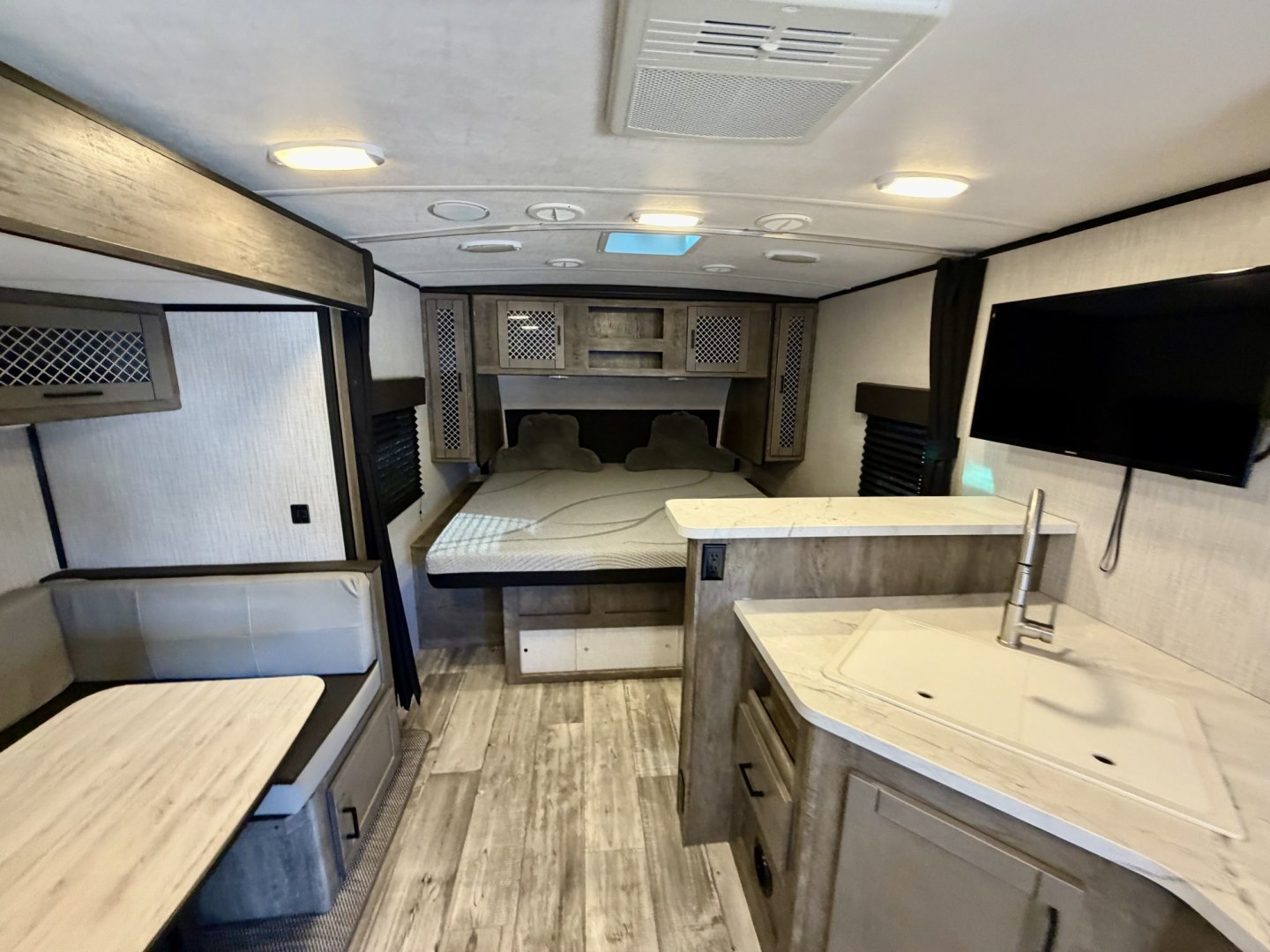 2021 White Heartland North Trail Ultra Lite (5AFNB2621MN) , located at 2190 Hwy 95, Bullhead City, AZ, 86442, (928) 704-0060, 0.000000, 0.000000 - 2021 Heartland North trail boss. 26.6 ft long. power awning. rear bathroom . sleeps 4 . king size bed. brand new batteries. electric tongue jack. fully equipped kitchen power slide out. heated and enclosed under belly. outside shower. large pass through storage. power awning with led lighthing. sol- Photo#24